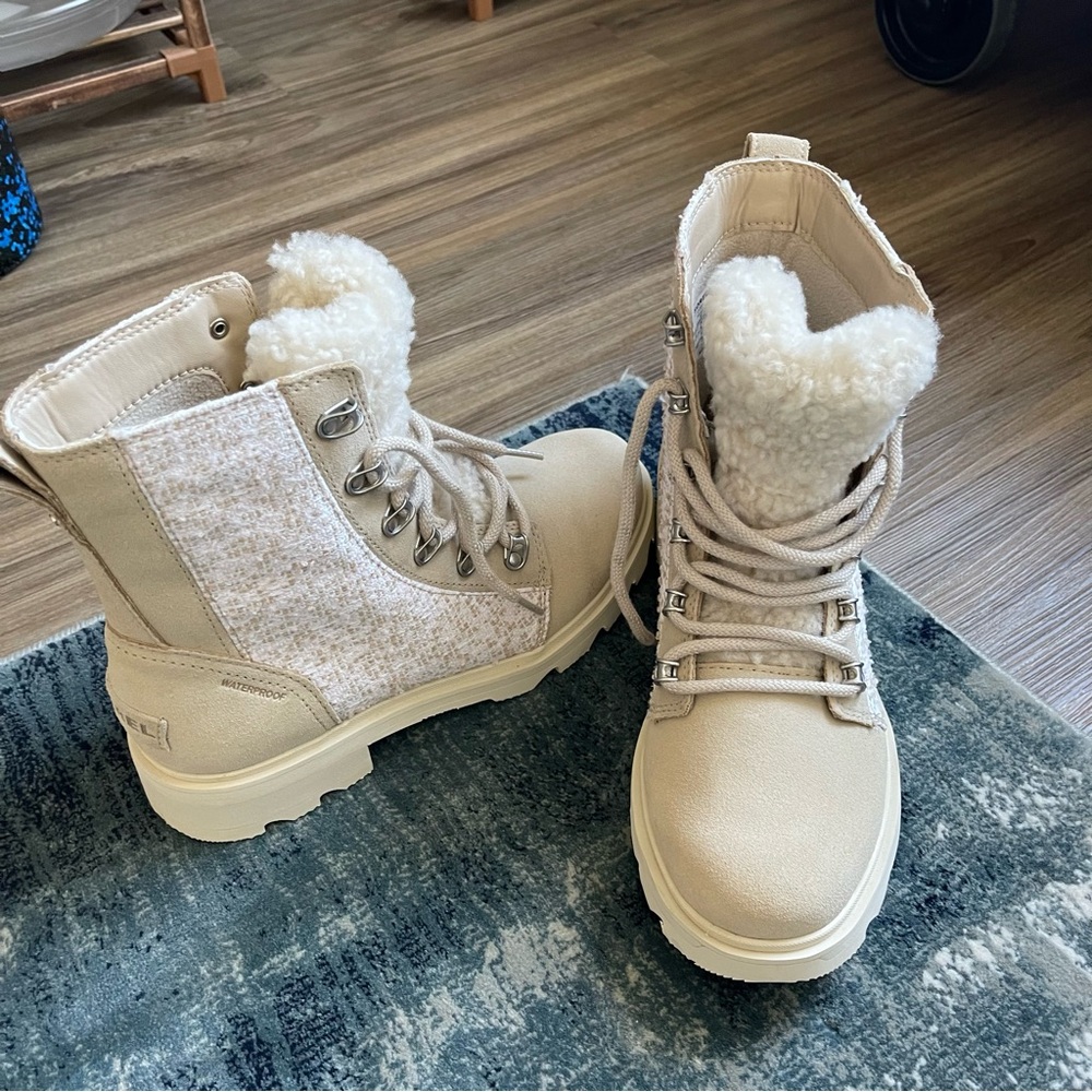 NWOB Sorel Waterproof Cream Winter Boots Size 8